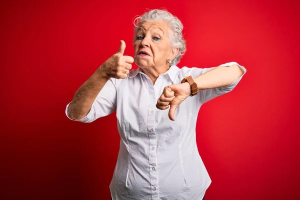 Senior Hermosa Mujer Con Camisa Elegante Pie Sobre Fondo Rojo — Foto de Stock