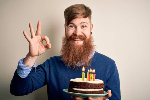 Irlandês Ruiva Homem Com Barba Segurando Bolo Aniversário Com Velas — Fotografia de Stock