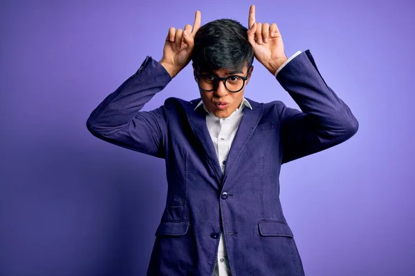 Joven Hombre Negocios Guapo Con Chaqueta Gafas Sobre Fondo Púrpura — Foto de Stock