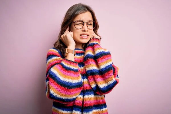 Menina Loira Bonita Nova Vestindo Óculos Camisola Casual Sobre Fundo — Fotografia de Stock