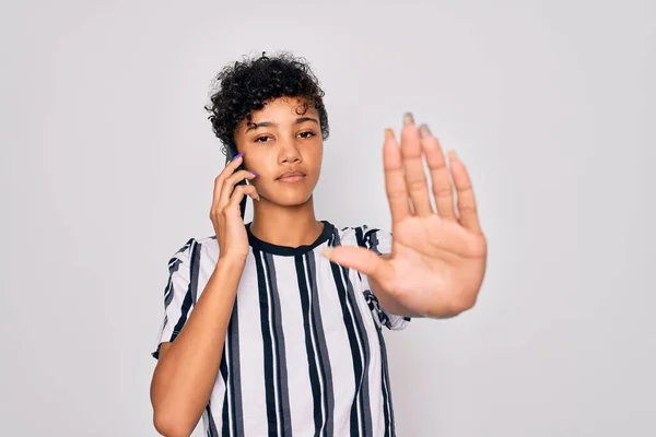 Joven Hermosa Afroamericana Afro Mujer Teniendo Conversación Hablando Teléfono Inteligente —  Fotos de Stock