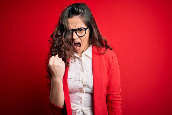 Junge Schöne Frau Mit Lockigem Haar Jacke Und Brille Vor — Stockfoto