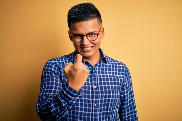 Joven Hombre Latino Guapo Con Camisa Casual Gafas Sobre Fondo — Foto de Stock