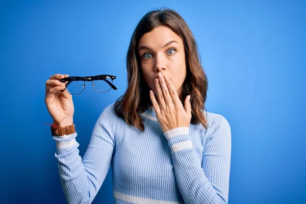 Menina Loira Jovem Segurando Óculos Lente Óptica Sobre Azul Isolado — Fotografia de Stock