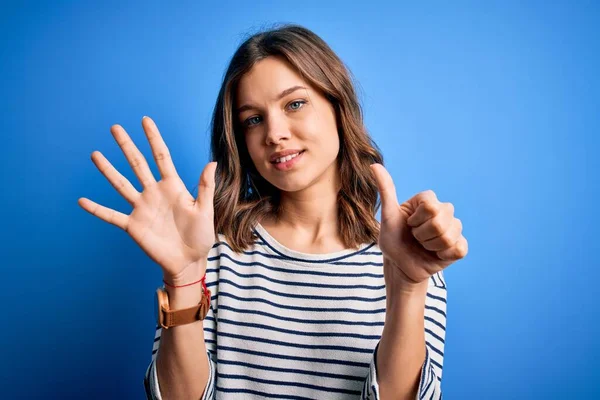 Junge Schöne Blonde Mädchen Lässigem Pullover Vor Blauem Hintergrund Zeigt — Stockfoto