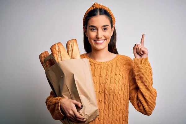 Jovem Bela Morena Segurando Saco Papel Com Pão Sobre Fundo — Fotografia de Stock