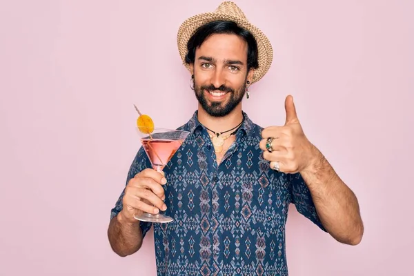 Jovem Bonito Hispânico Boêmio Hipster Homem Com Urso Beber Coquetel — Fotografia de Stock