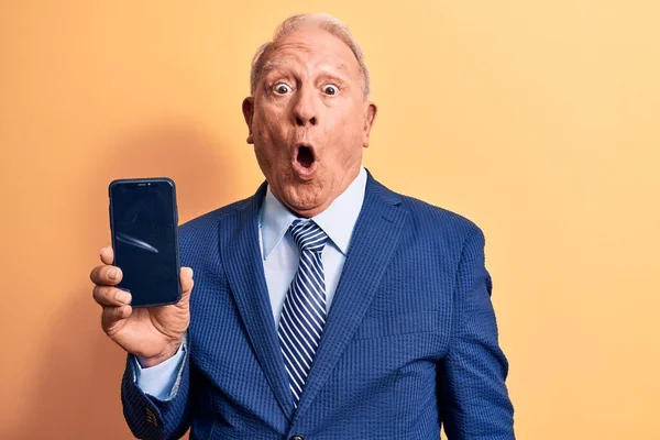 Senior Stilig Gråhårig Affärsman Bär Kostym Innehav Smartphone Visar Skärmen — Stockfoto