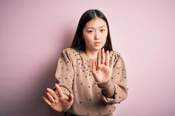 Jovem Bela Mulher Asiática Vestindo Moda Camisola Elegante Sobre Rosa — Fotografia de Stock