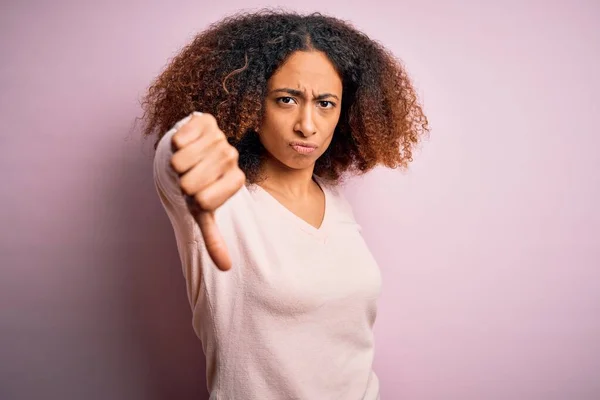 Jovem Afro Americana Com Cabelo Afro Vestindo Camisola Casual Sobre — Fotografia de Stock