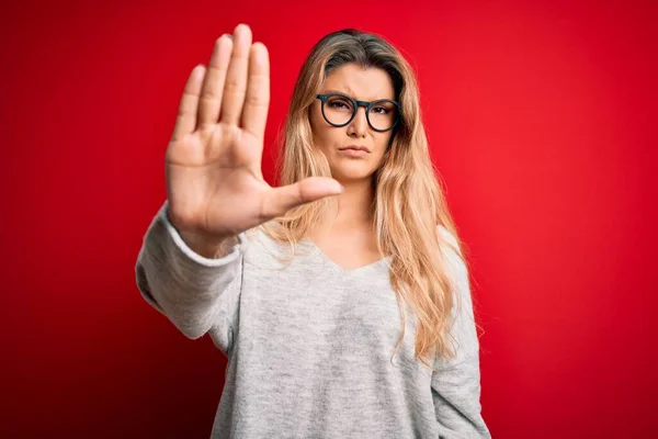 Ung Vacker Blond Kvinna Bär Tröja Och Glasögon Över Isolerad — Stockfoto