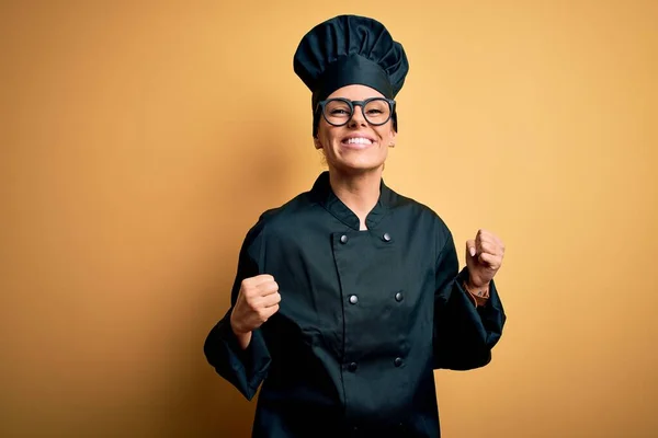 Jovem Bela Mulher Chef Morena Vestindo Uniforme Fogão Chapéu Sobre — Fotografia de Stock