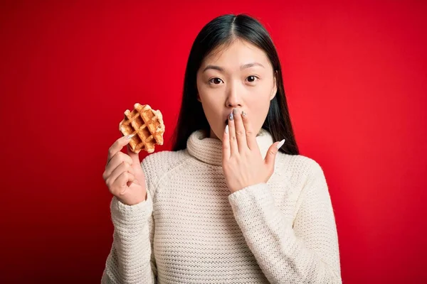 Jonge Aziatische Vrouw Eet Zoete Smakelijke Belgische Wafel Rood Geïsoleerde — Stockfoto