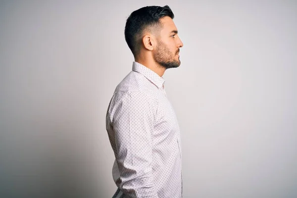 Homem Bonito Jovem Vestindo Camisa Elegante Sobre Fundo Branco Isolado — Fotografia de Stock