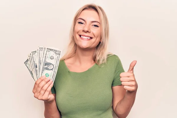 Junge Schöne Blonde Frau Hält Ein Bündel Dollarnoten Über Weißem — Stockfoto