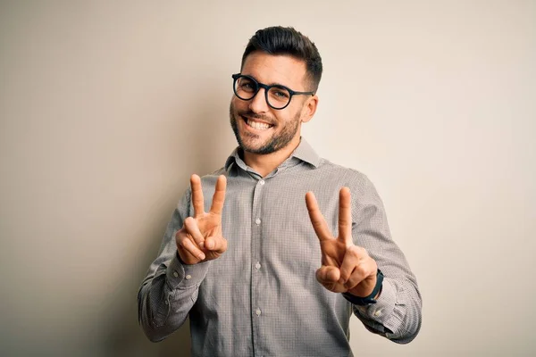 Homem Bonito Jovem Vestindo Camisa Elegante Óculos Sobre Fundo Branco — Fotografia de Stock