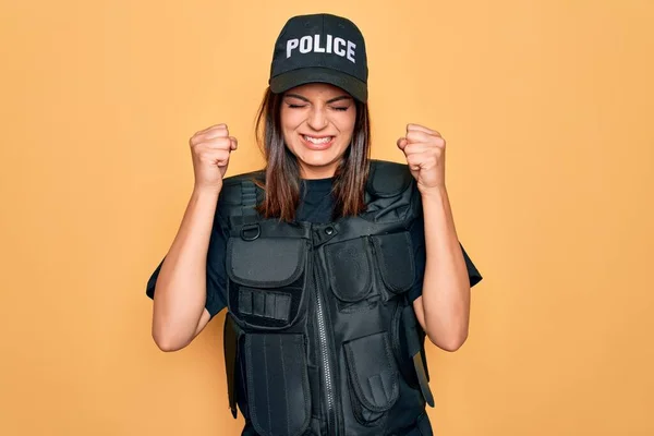 Joven Hermosa Mujer Policía Morena Vistiendo Uniforme Policía Prueba Balas — Foto de Stock