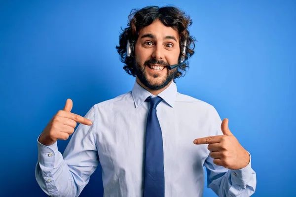 Jovem Bonito Agente Call Center Homem Com Barba Trabalhando Usando — Fotografia de Stock