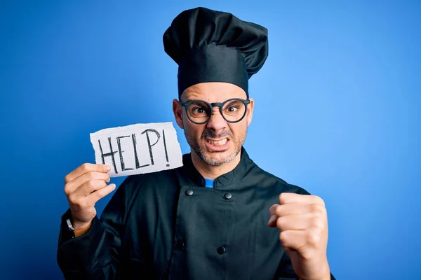 Giovane Bel Cuoco Sovraccarico Lavoro Indossando Uniforme Cappello Possesso Aiuto — Foto Stock