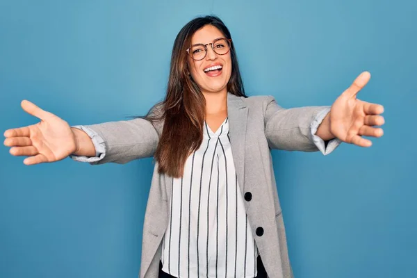 Jonge Latijns Amerikaanse Zakenvrouw Met Een Bril Een Blauwe Geïsoleerde — Stockfoto