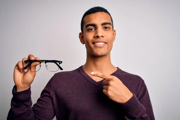 Młody Przystojny Afrykański Optyk Człowiek Trzyma Okulary Odizolowanym Białym Tle — Zdjęcie stockowe