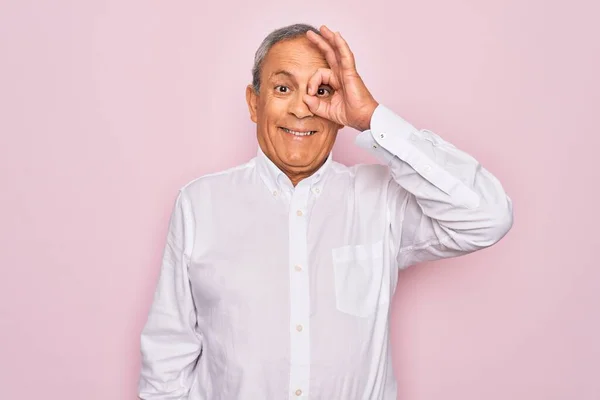 Senior Knappe Grijs Harige Man Dragen Elegante Shirt Geïsoleerde Roze — Stockfoto