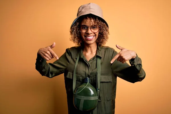 Joven Mujer Turística Afroamericana Vacaciones Con Sombrero Explorador Cantimplora Agua —  Fotos de Stock