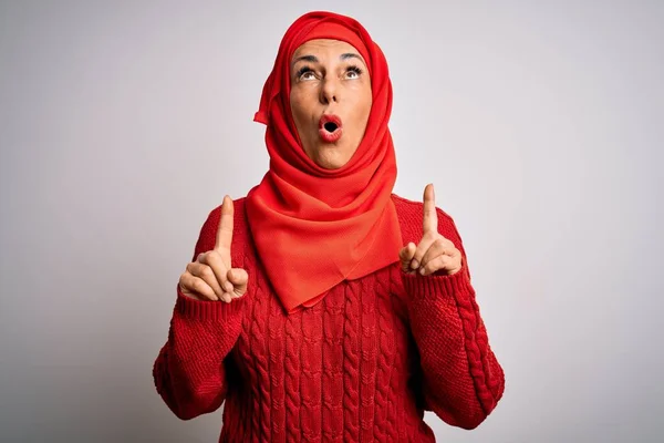 Middelbare Leeftijd Brunette Vrouw Dragen Moslim Traditionele Hijab Geïsoleerde Witte — Stockfoto