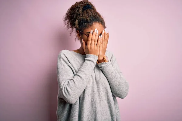 Jong Mooi Afrikaans Amerikaans Meisje Dragen Trui Bril Roze Achtergrond — Stockfoto