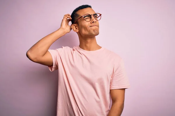 Bello Afro Americano Uomo Indossa Casual Shirt Occhiali Sfondo Rosa — Foto Stock