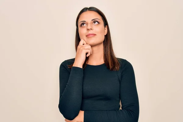 Junge Schöne Brünette Frau Lässigem Shirt Vor Isoliertem Weißem Hintergrund — Stockfoto