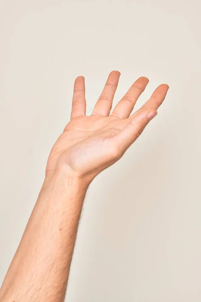 Рука Кавказского Юноши Показывает Пальцы Изолированном Белом Фоне Открытой Ладонью — стоковое фото
