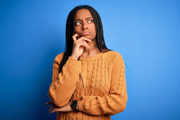 Jovem Afro Americana Vestindo Camisola Amarela Casual Sobre Fundo Isolado — Fotografia de Stock