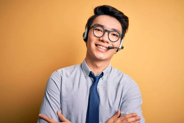 Genç Yakışıklı Çinli Çağrı Merkezi Ajanı Gözlük Takıyor Kulaklık Takıyor — Stok fotoğraf