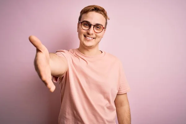 Jonge Knappe Roodharige Man Draagt Casual Shirt Staan Geïsoleerde Roze — Stockfoto