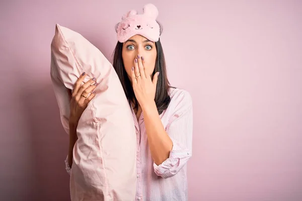 Mujer Morena Joven Con Ojos Azules Usando Pijama Abrazando Almohada —  Fotos de Stock