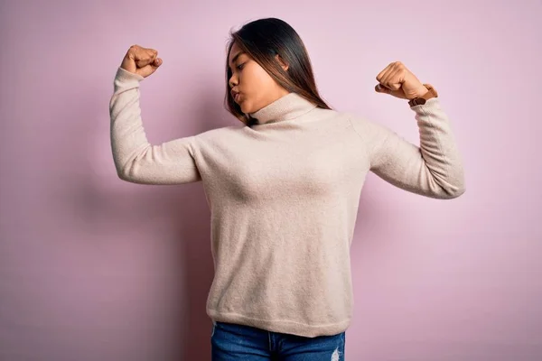 Junge Schöne Asiatische Mädchen Tragen Lässigen Rollkragenpullover Über Isoliertem Rosa — Stockfoto