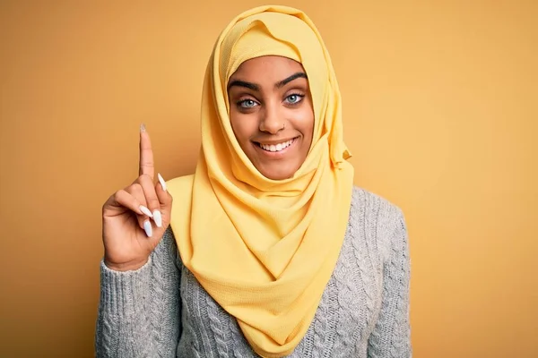 Jovem Bela Menina Afro Americana Vestindo Hijab Muçulmano Sobre Fundo — Fotografia de Stock