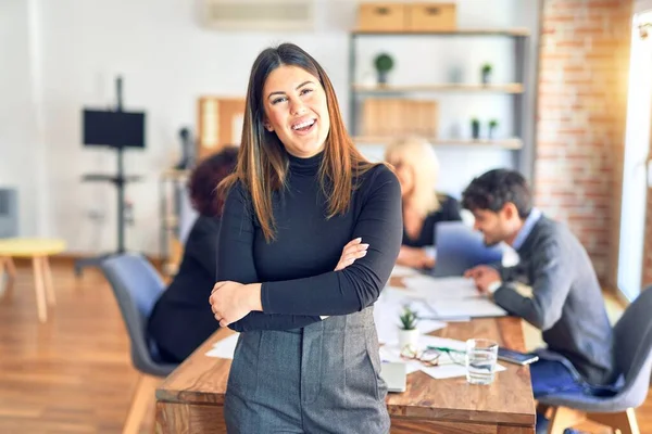 Werknemers Uit Het Bedrijfsleven Werken Samen Jong Mooi Vrouw Staan — Stockfoto