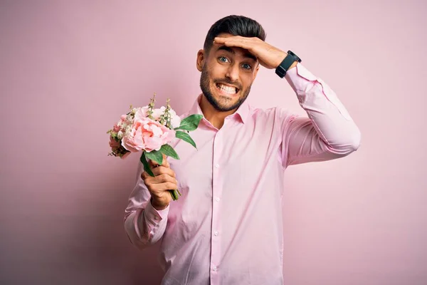 Νεαρός Ρομαντικός Άνδρας Κρατώντας Μπουκέτο Από Ανοιξιάτικα Λουλούδια Πάνω Από — Φωτογραφία Αρχείου