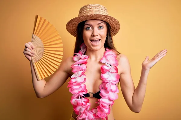 Young Beautiful Woman Blue Eyes Vacation Wearing Bikini Holding Hand — Stock Photo, Image