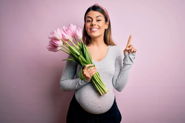 Mladá Krásná Brunetka Těhotná Čeká Dítě Drží Kytici Tulipánů Překvapen — Stock fotografie