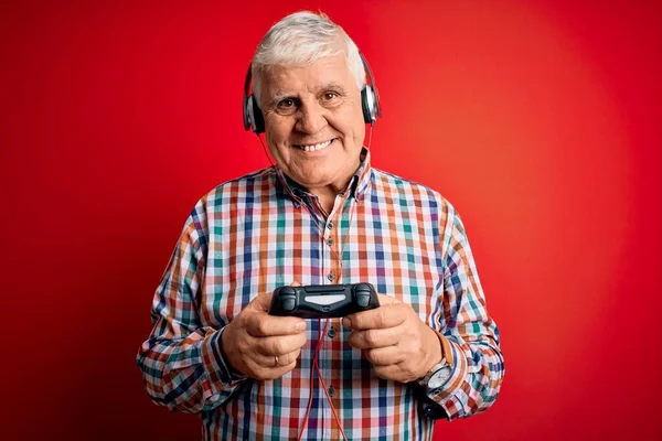 Starszy Przystojny Hoary Gracz Człowiek Grać Gry Wideo Pomocą Joystick — Zdjęcie stockowe