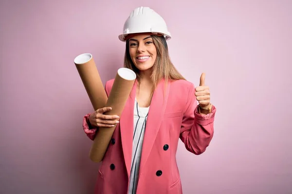 Jovem Bela Morena Arquiteto Mulher Vestindo Capacete Segurança Segurando Plantas — Fotografia de Stock