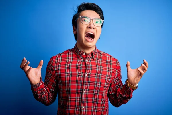 Junger Gutaussehender Chinesischer Mann Lässigem Hemd Und Brille Vor Blauem — Stockfoto