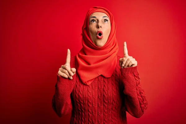 전통적 모슬렘 히잡을 올려다보고 손가락으로 가리키며 놀랐습니다 — 스톡 사진