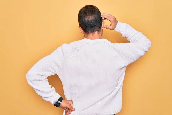 Junger Gutaussehender Mann Mit Blauen Augen Lässigem Pullover Vor Gelbem — Stockfoto