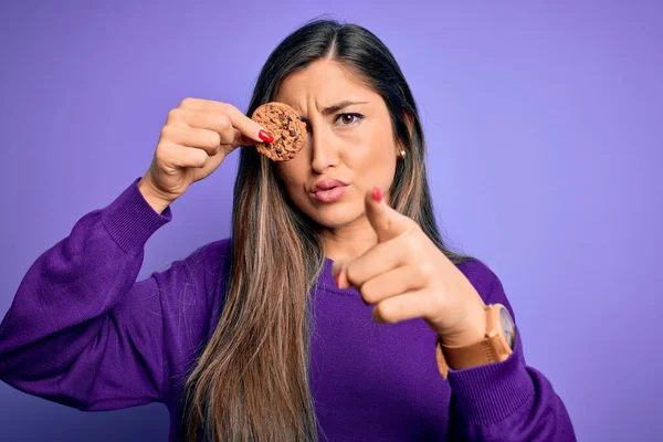 Joven Mujer Morena Hermosa Sosteniendo Galletas Chocolate Saludable Sobre Ojo — Foto de Stock