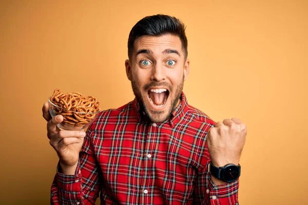 Junger Gutaussehender Mann Hält Schale Mit Gebackenen Deutschen Brezeln Vor — Stockfoto