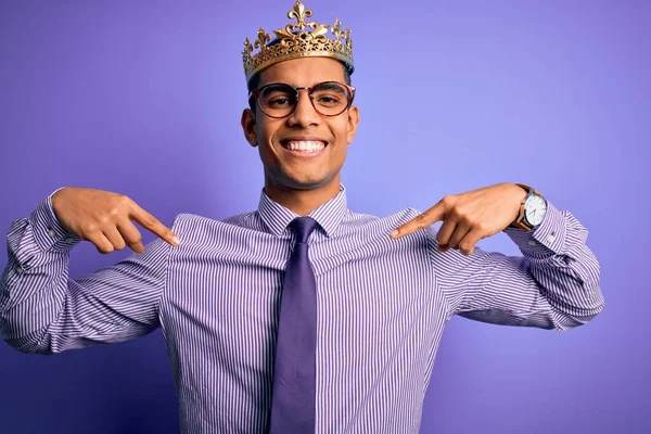 年轻英俊的美国黑人 头戴紫色王冠 面带微笑 用手指指着自己 自豪而快乐 — 图库照片